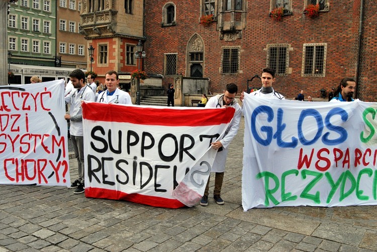 Protest Medyków na wrocławskim Rynku. „Nie godzimy na to, żeby w służbie zdrowia było byle jak” [ZDJĘCIA], Bartosz Senderek